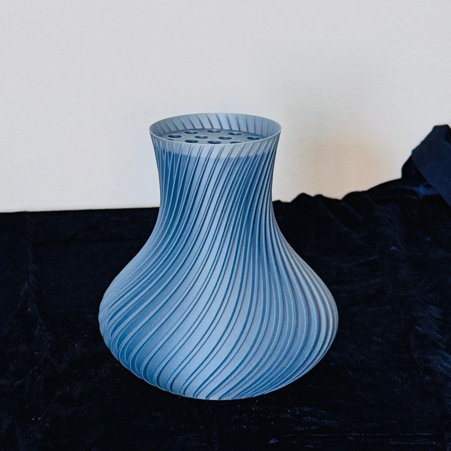 Bloombox Horizon Vase: Modern 3D Printed Display for Botanicals, Lego Flowers & Contemporary Decor