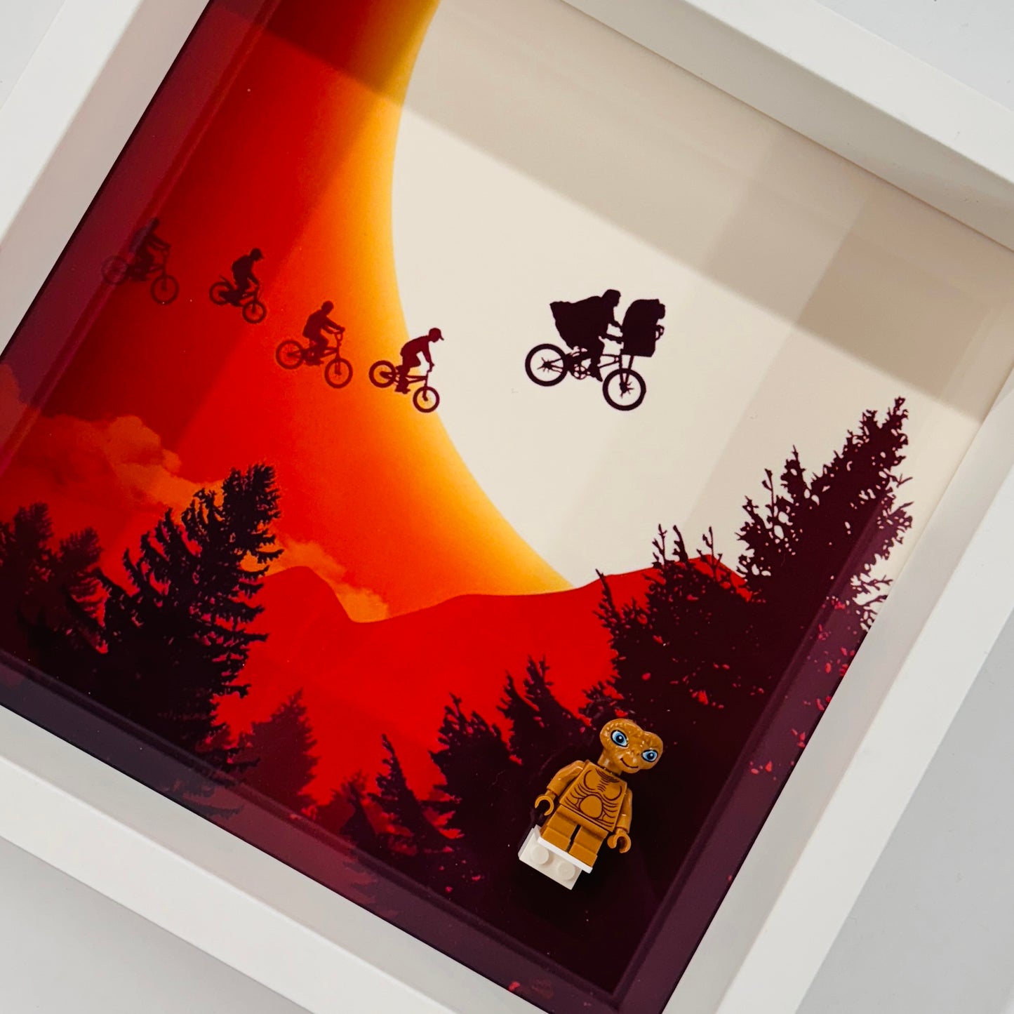 ET minifigure in a Frame